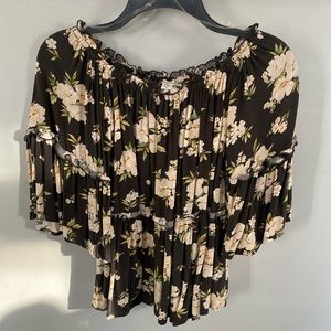 American Eagle off the shoulder shirt, Size Small. Only wore once.